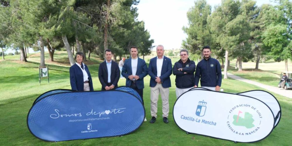 Foto de familia de la presentación del Campeonato Regional Absoluto Masculino de golf.