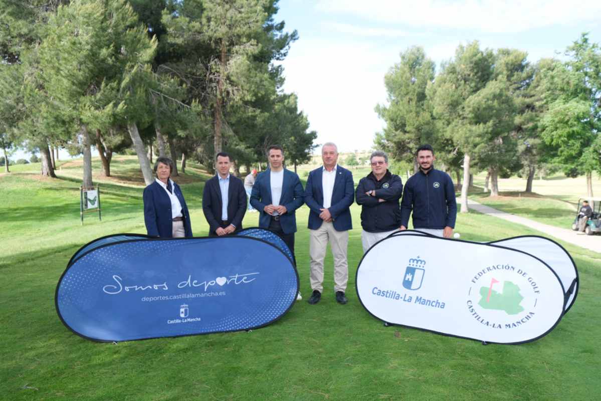 Foto de familia de la presentación del Campeonato Regional Absoluto Masculino de golf.