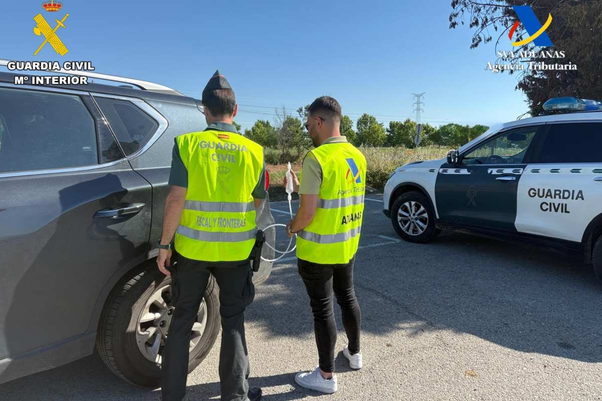 Guardia Civil revisando gasoil