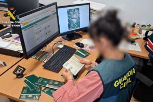 Agente de la Guardia Civil revisando pasaportes de víctimas. Foto: Guardia Civil