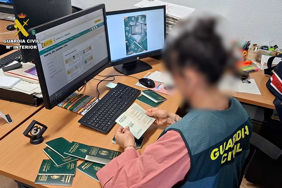 Agente de la Guardia Civil revisando pasaportes de víctimas. Foto: Guardia Civil