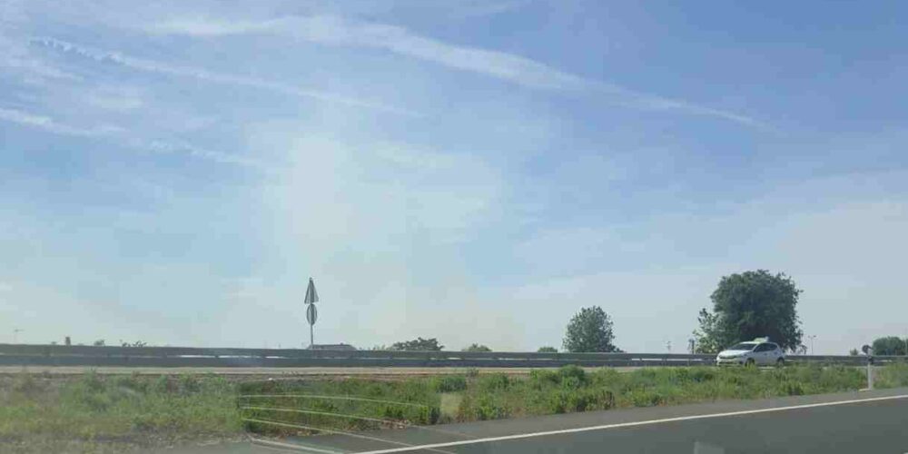 Imagen del incendio en el campo de maniobras "Los Alijares", desde la N-401.