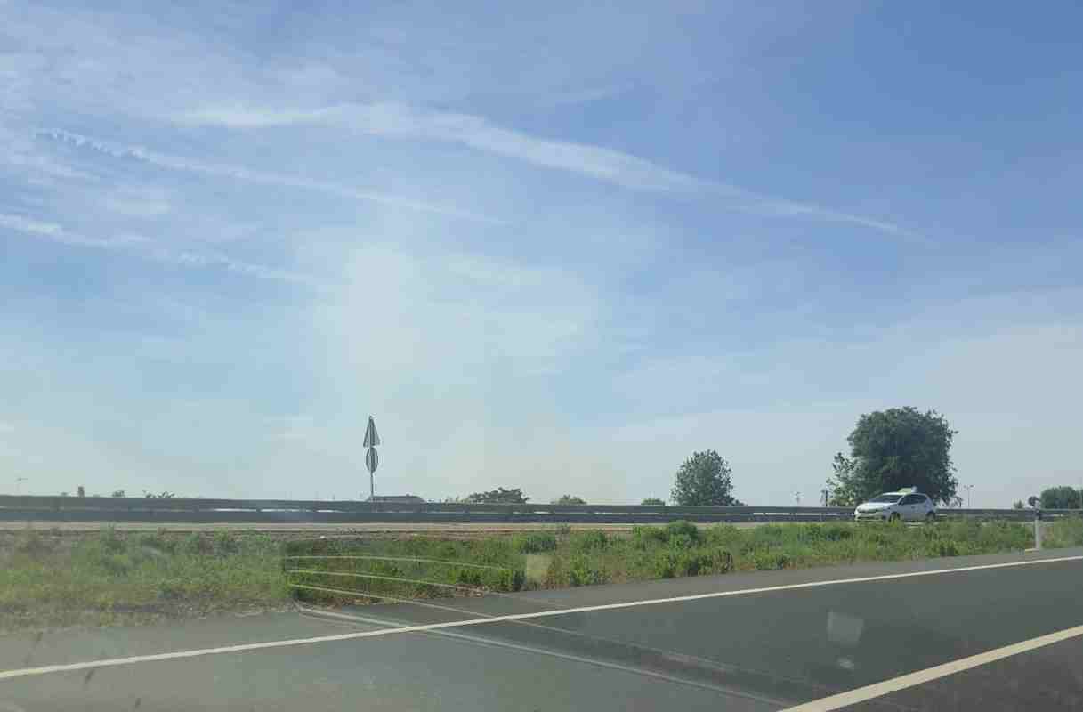 Imagen del incendio en el campo de maniobras "Los Alijares", desde la N-401.
