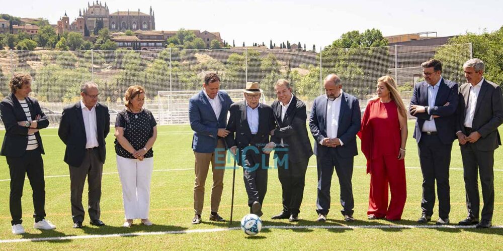El centenario Pedro García hizo el saque de honor. Foto: Rebeca Arango.