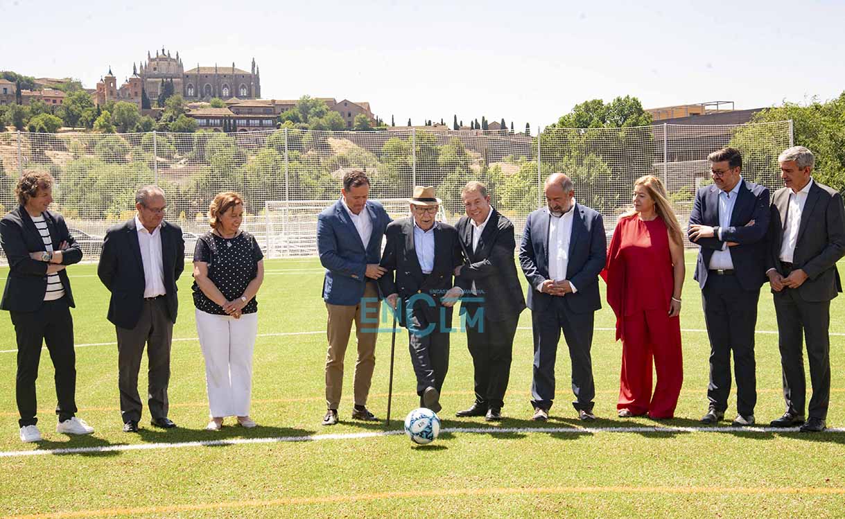 El centenario Pedro García hizo el saque de honor. Foto: Rebeca Arango.