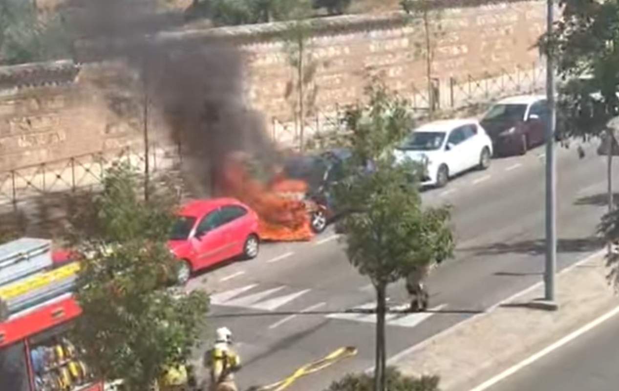 Así ardía el coche en plena avenida de Francia.