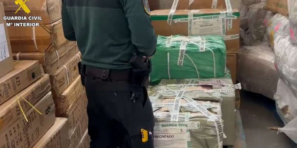 Foto de un agente de la Guardia Civil durante la intervención de productos falsicifados