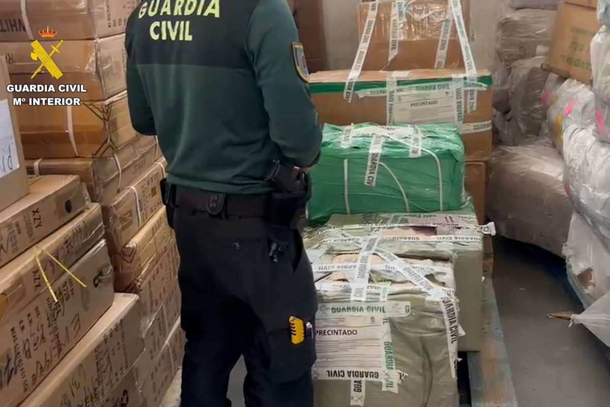 Foto de un agente de la Guardia Civil durante la intervención de productos falsicifados