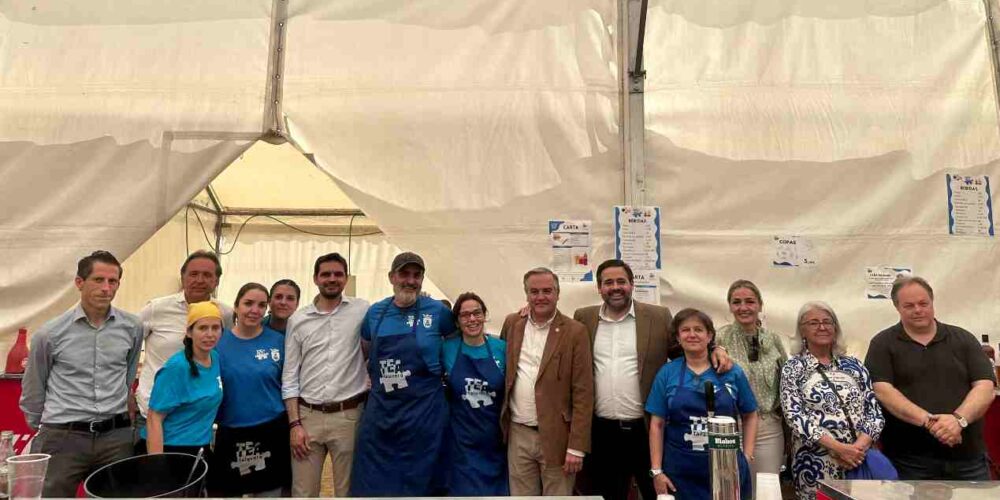 Gregorio y Núñez junto con miembros de TEA Talavera en la caseta municipal.