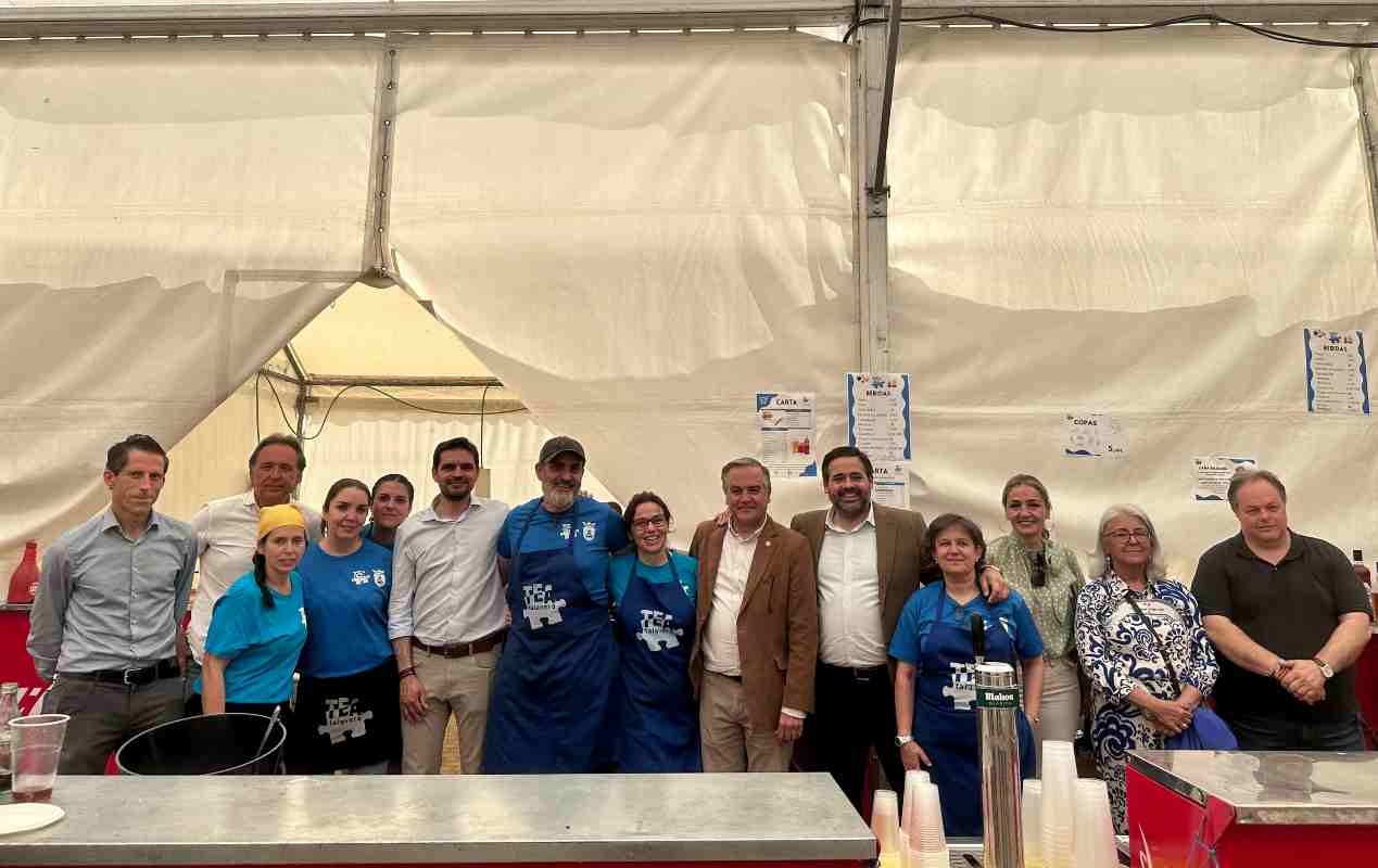 Gregorio y Núñez junto con miembros de TEA Talavera en la caseta municipal.