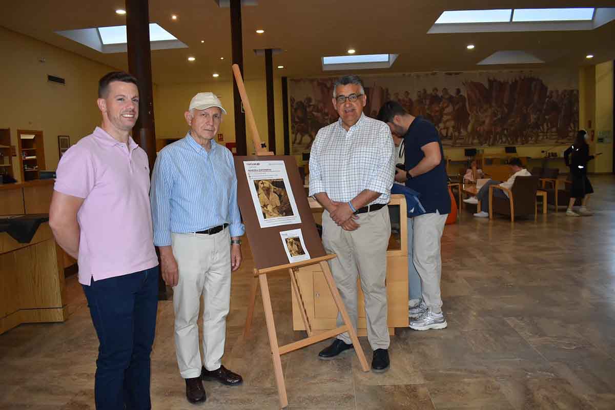 El decano de la Facultad de Enfermería, Juan Manuel Carmona, el director de la exposición Isidoro Jiménez, y el presidente del Colegio de Enfermería de Toledo Roberto Martín