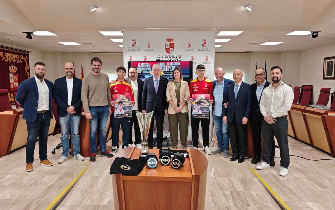 Foto de grupo en la presentación del II Open Internacional DaeDo K-Mastery.
