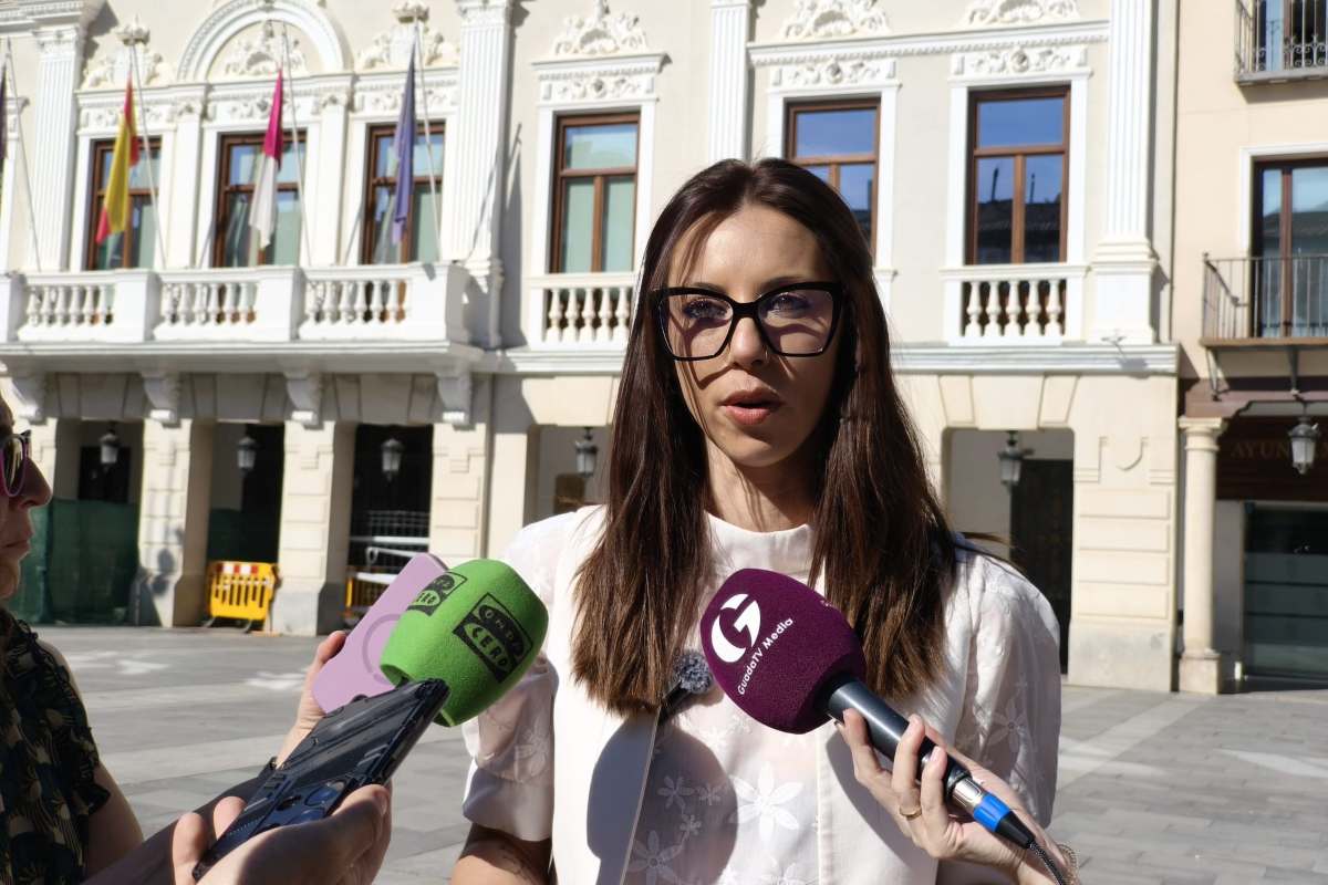 Lucía de Luz, durante un momento de su atención a medios