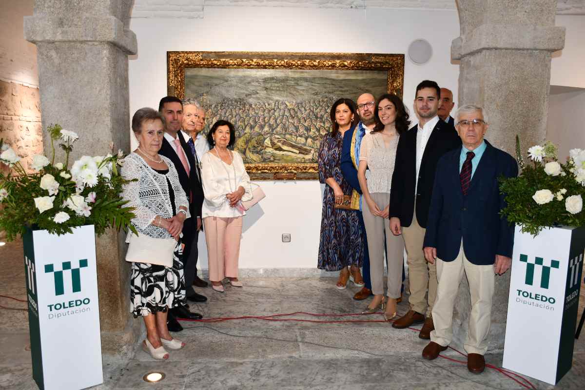 Familia y autoridades ante uno de los cuadros del artista.
