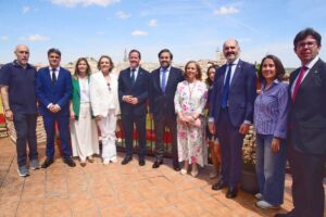 Paco Núñez, junto a Carlos Velázquez y otros dirigentes del PP de Toledo, en la Romería del valle. Foto: Rebeca Arango.