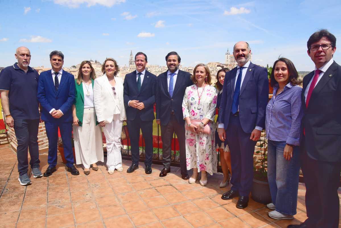 Paco Núñez, junto a Carlos Velázquez y otros dirigentes del PP de Toledo, en la Romería del valle. Foto: Rebeca Arango.