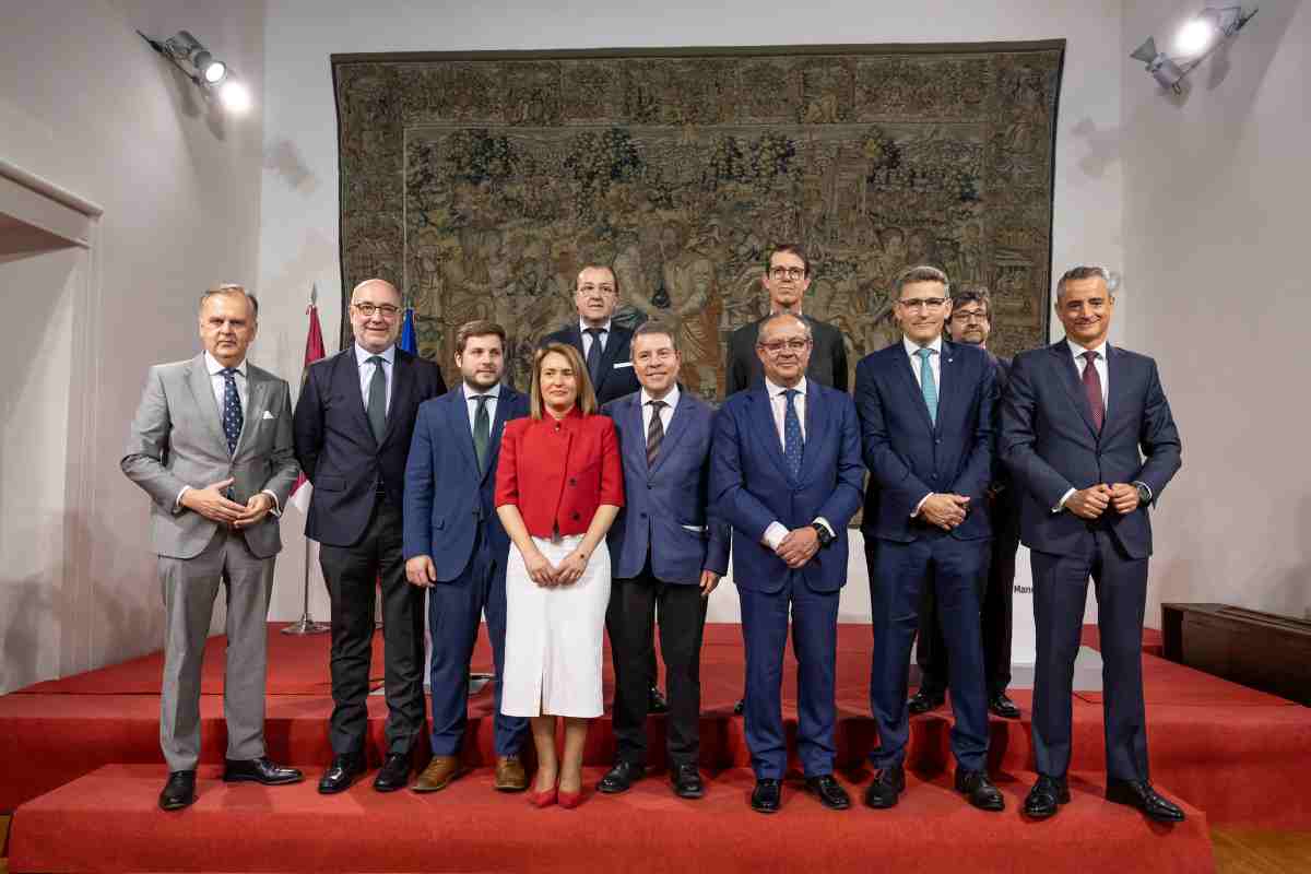 Firma del convenio de colaboración entre ocho entidades bancarias y el Gobierno de Castilla-La Mancha para facilitar hipotecas a los jóvenes.