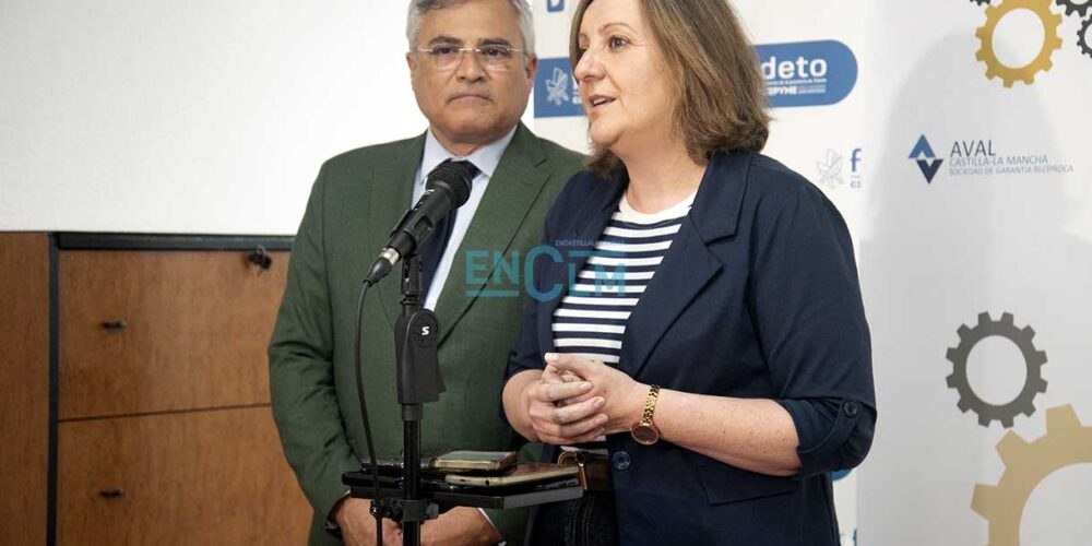 Patricia Franco, con Javier de Antonio (presidente de Fedeto), antes de una jornada sobre financiación empresarial. Foto: Rebeca Arango.