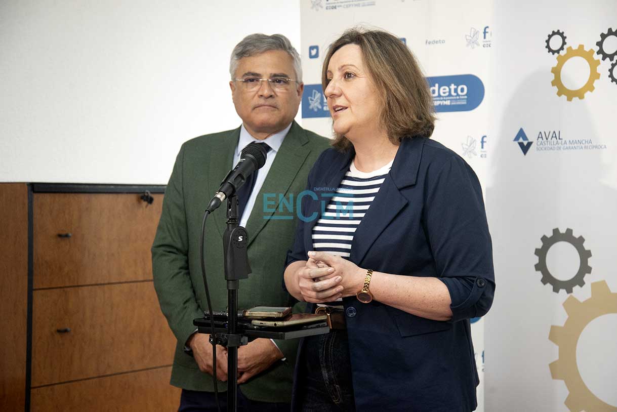 Patricia Franco, con Javier de Antonio (presidente de Fedeto), antes de una jornada sobre financiación empresarial. Foto: Rebeca Arango.