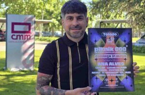 Juan Antonio Lorente, conocido como Yoikol, con el cartel del Piknik 808 de Radio Castilla-La Mancha.