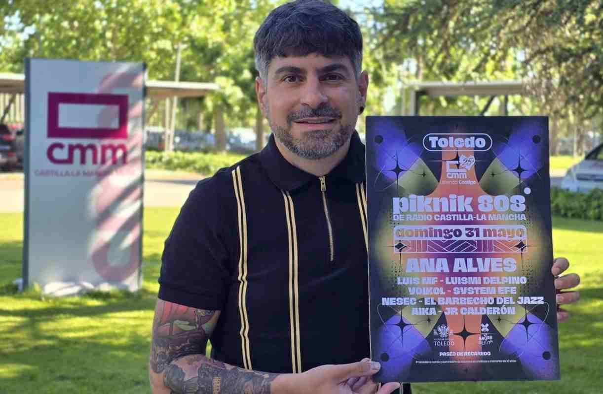 Juan Antonio Lorente, conocido como Yoikol, con el cartel del Piknik 808 de Radio Castilla-La Mancha.