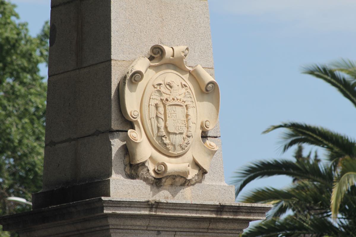 Detalle del monolito con simbología franquista que hay en la avenida de Reconquista, en Toledo. Foto: IU Toledo