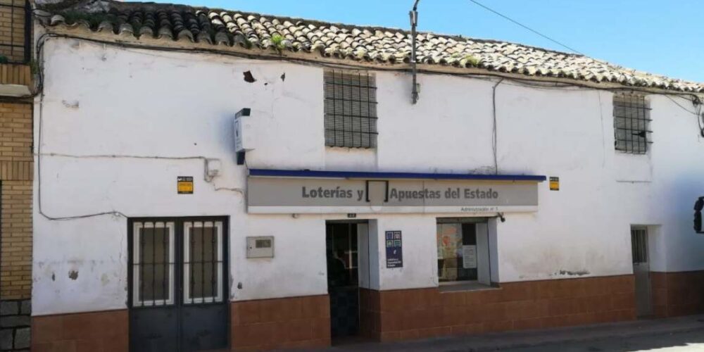 Administración de loterías situada en la calle Capitán Muñoz Navas en Polán.