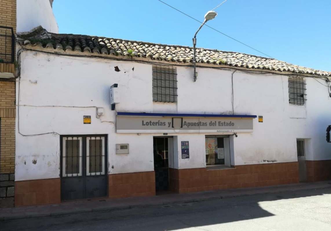 Administración de loterías situada en la calle Capitán Muñoz Navas en Polán.