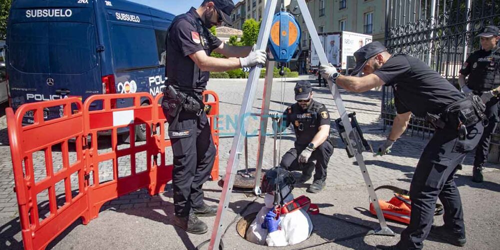 Policías nacionales hacen una simulación para los medios de comunicación. Foto: Rebeca Arango.