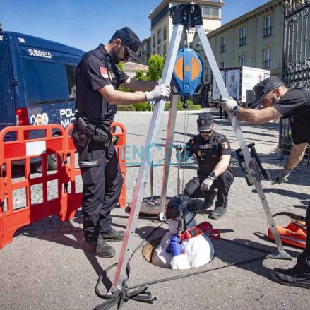 Policías nacionales hacen una simulación para los medios de comunicación. Foto: Rebeca Arango.
