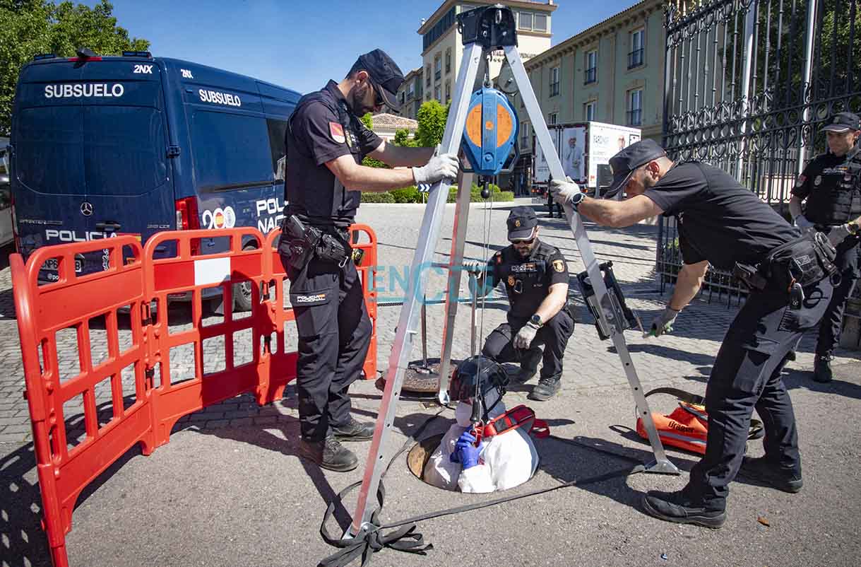 Policías nacionales hacen una simulación para los medios de comunicación. Foto: Rebeca Arango.