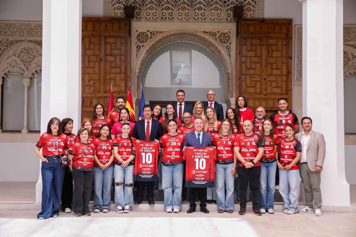 Foto de familia de Emiliago García-Page y el BM Soliss-Pozuelo.