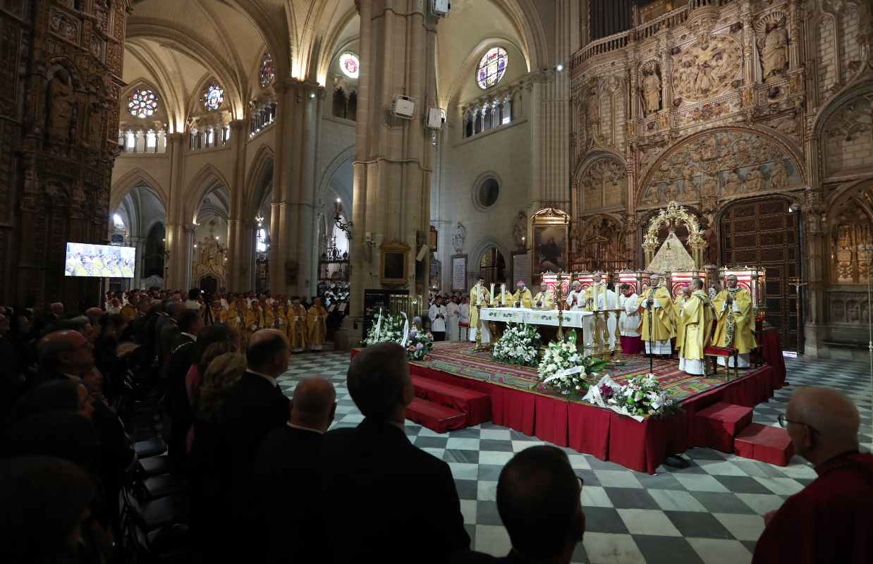 Misa previa a la distinción y la procesión de la Virgen del Sagrario.