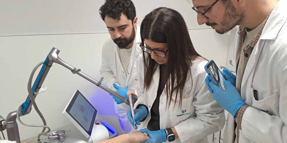 La doctora De Arriba, junto doctores Mateos y Montalva, durante un tratamiento con laser-co2