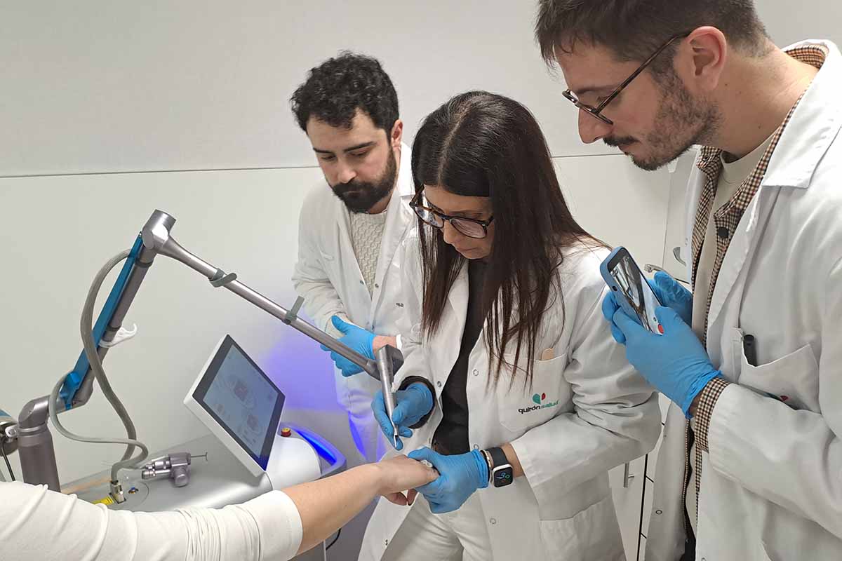 La doctora De Arriba, junto doctores Mateos y Montalva, durante un tratamiento con laser-co2