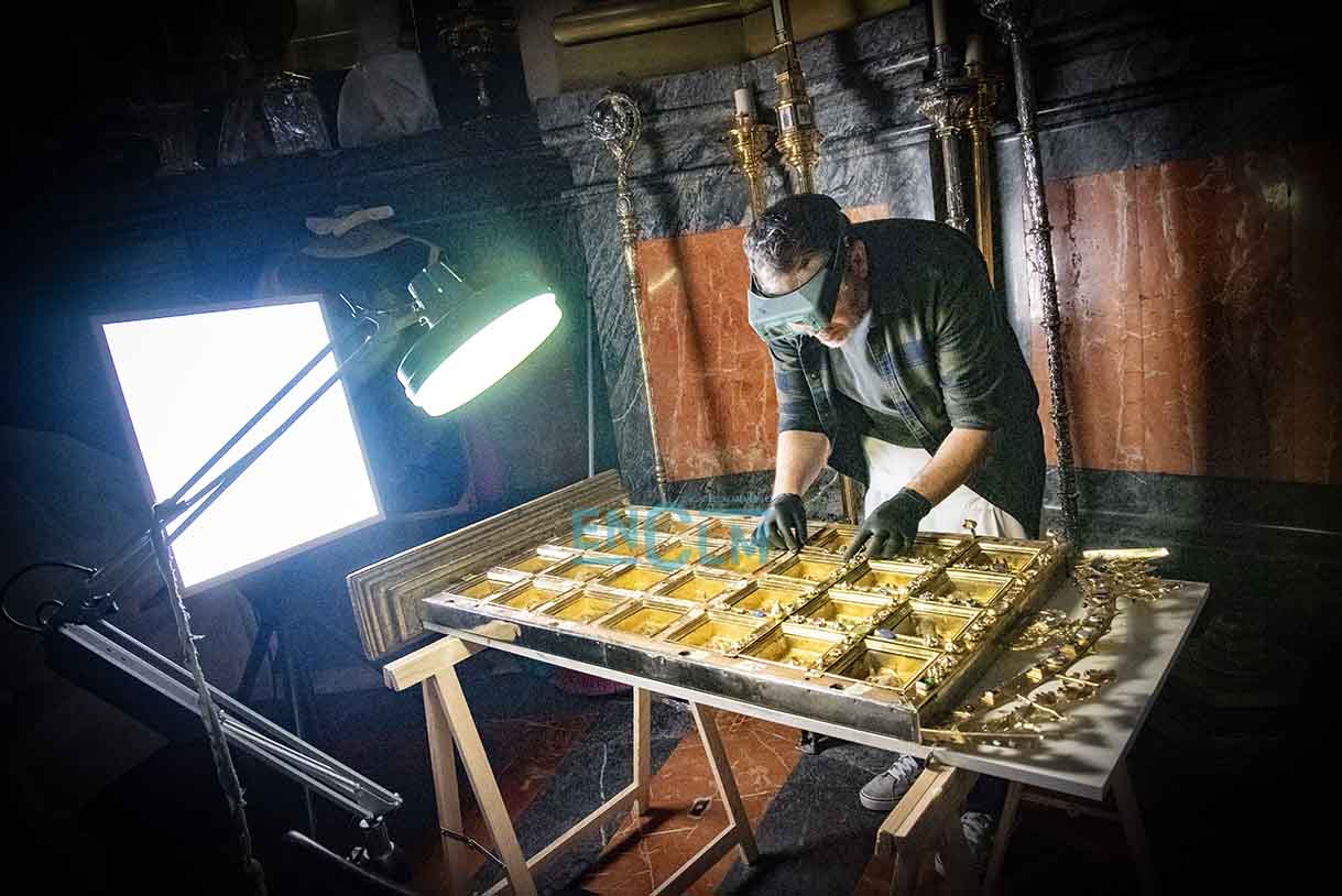 Restaurador con una de la piezas de "Primada". Foto; Rebeca Arango.