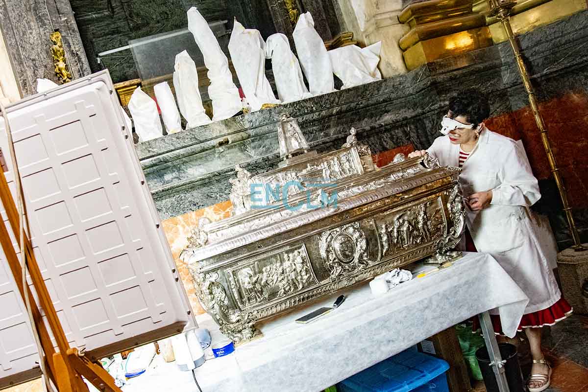 Restauradora con una de la piezas de "Primada". Foto; Rebeca Arango.