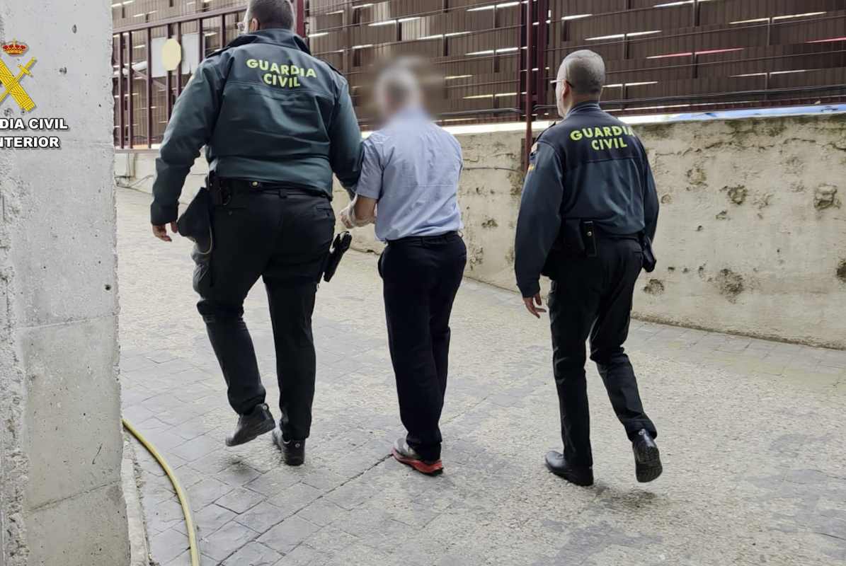 La Guardia Civil, llevándose al detenido.