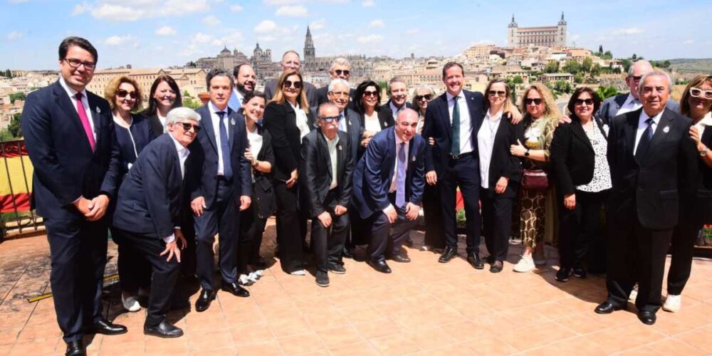 Foto de familia con Emiliano García-Page, Carlos Velázquez y los miembros de la cofradía de la Virgen del Valle. Foto: Rebeca Arango.