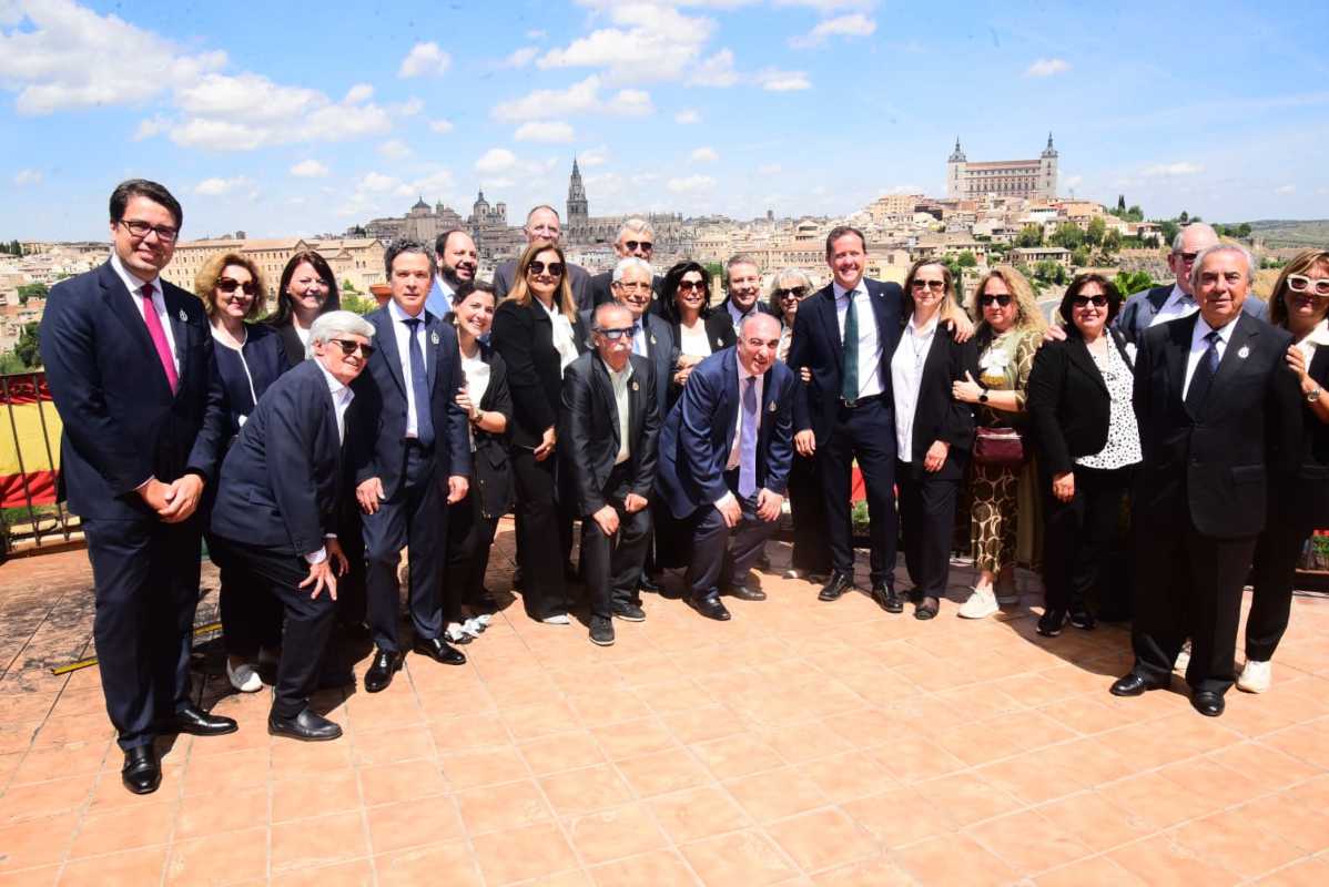 Foto de familia con Emiliano García-Page, Carlos Velázquez y los miembros de la cofradía de la Virgen del Valle. Foto: Rebeca Arango.