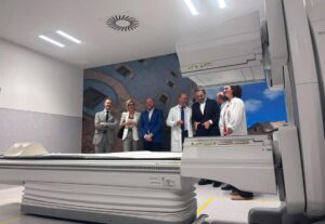 Jesús Fernández Sanz, durante su visita al hospital de Cuenca.