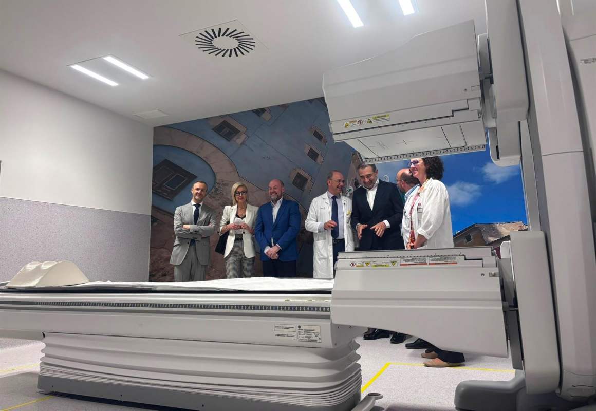 Jesús Fernández Sanz, durante su visita al hospital de Cuenca.