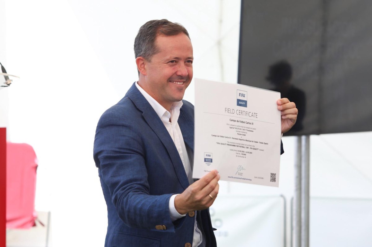 Carlos Velázquez mostró el sello FIFA del campo del Carlos III. Foto: Rebeca Arango.