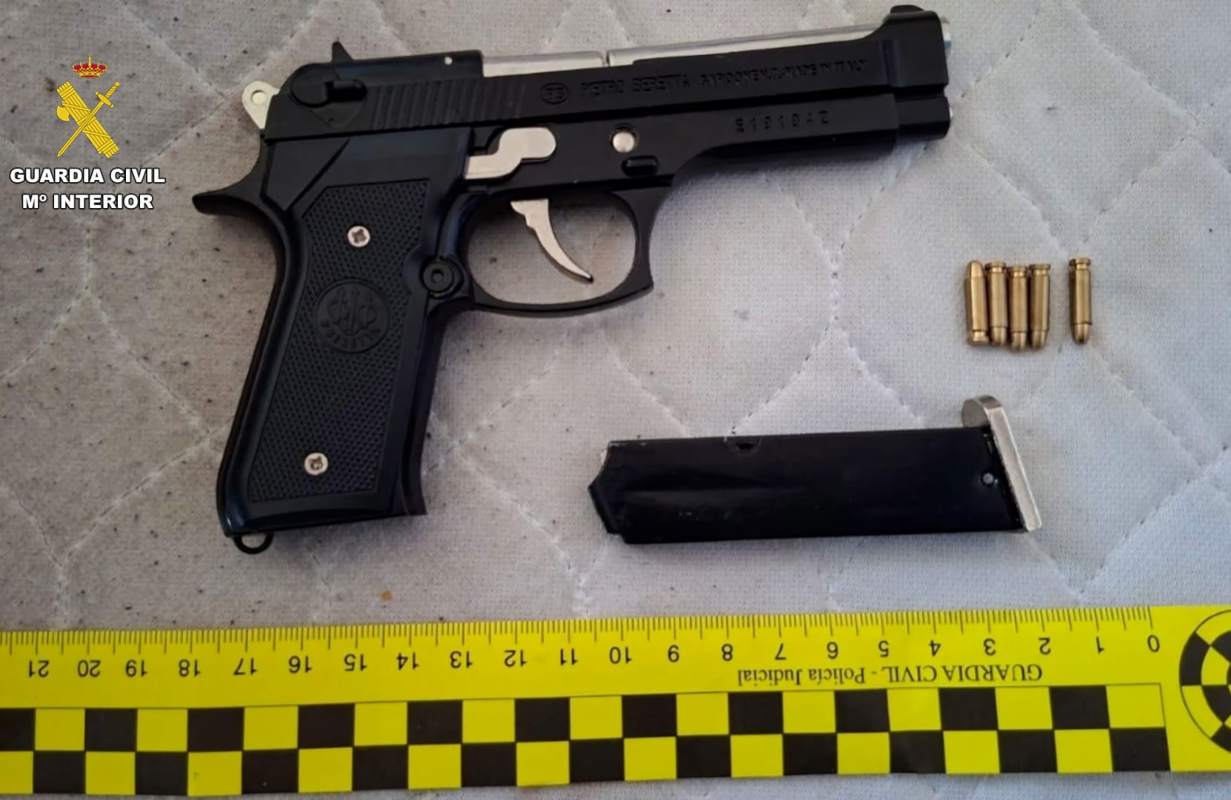 Arma incautada al grupo criminal.
