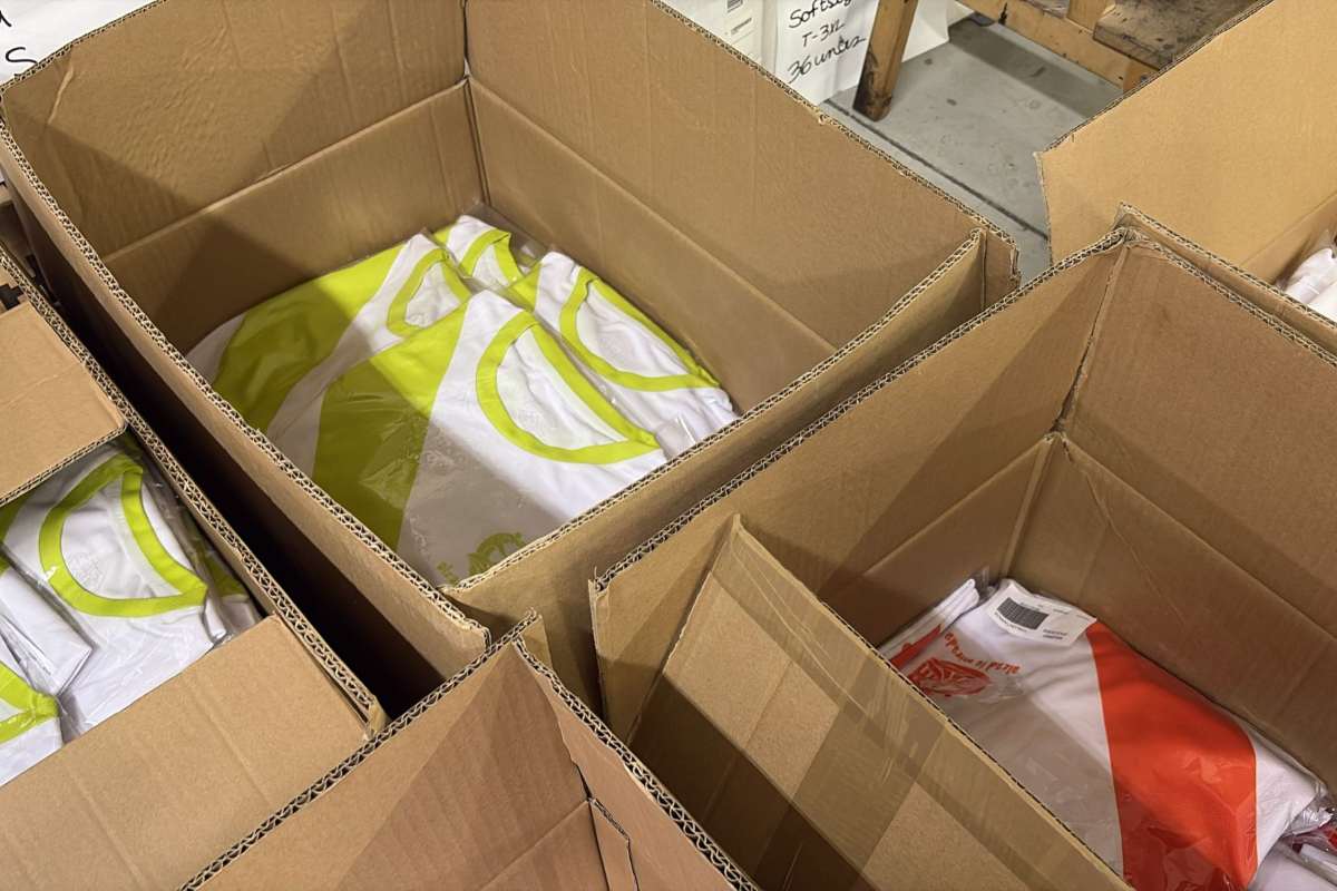 Camisetas para los voluntarios de la visita del papa León XIV. Foto cedida por Creaciones Japy, en Madridejos (Toledo).
