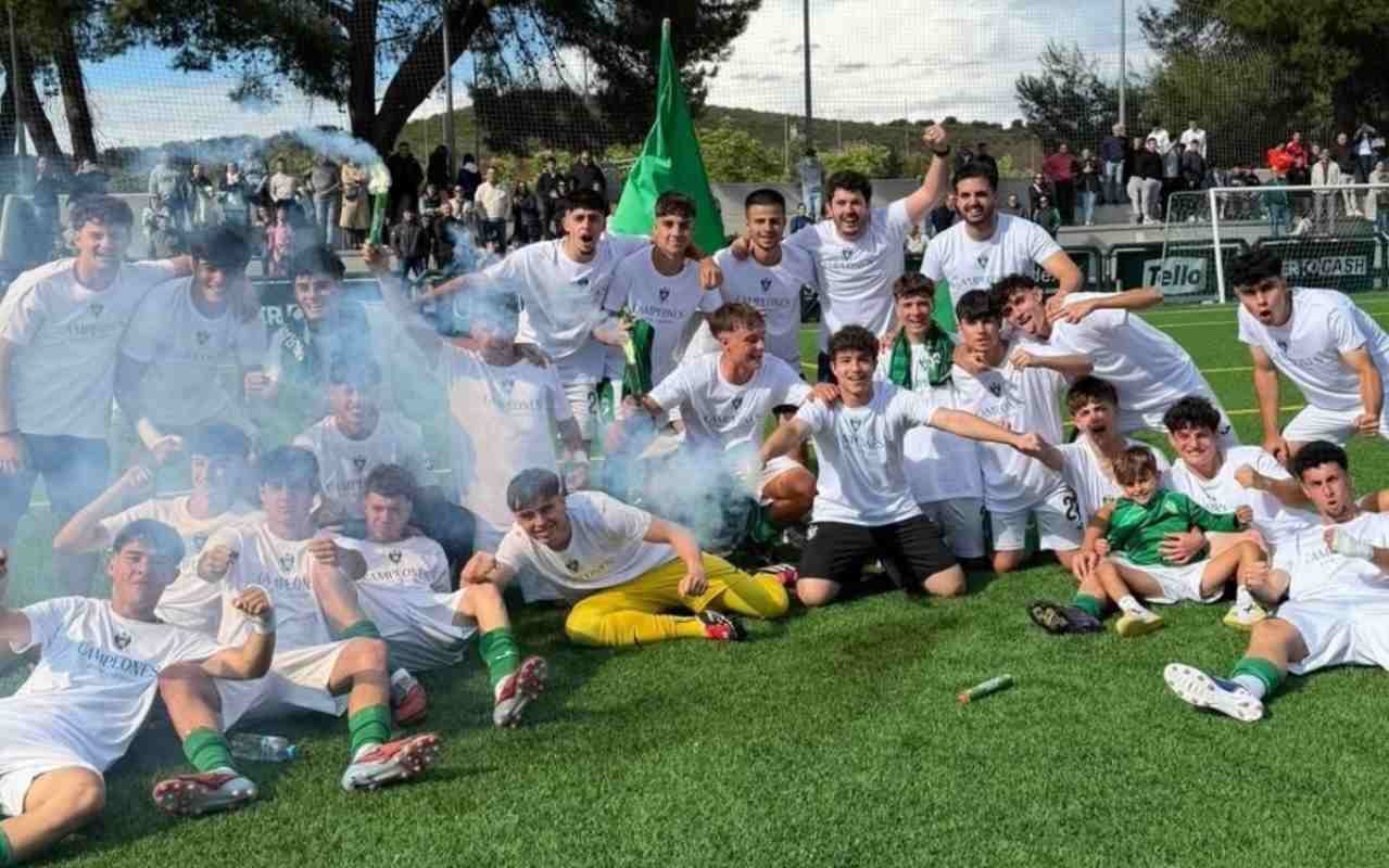 Los jugadores del Toledo celebraron el título. Foto: FFCM.