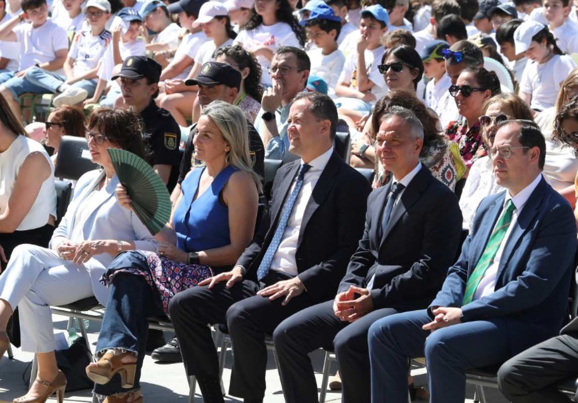 La ministra de Educación, Formación Profesional y Deportes, Milagros Tolón, y el alcalde de Toledo, Carlos Velázquez.