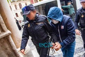 Entrada de uno de los acusados a la Audiencia de Toledo. Foto: Rebeca Arango.