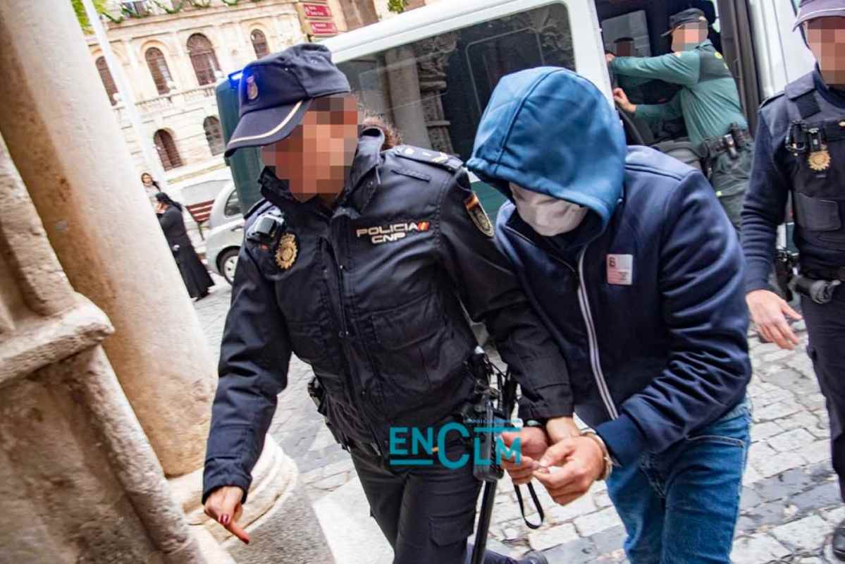 Entrada de uno de los acusados a la Audiencia de Toledo. Foto: Rebeca Arango.