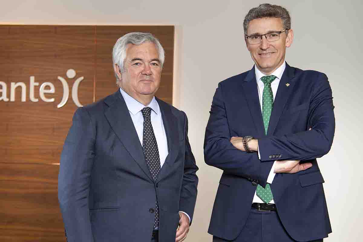 Santiago Satrústegui, presidente de Abante y Víctor Manuel Martín, director general de Eurocaja Rural